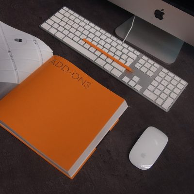 yandexfast 内容编辑苏屿在多屏工作台前对比搜索工具界面，屏幕上并排打开多个公开说明页
